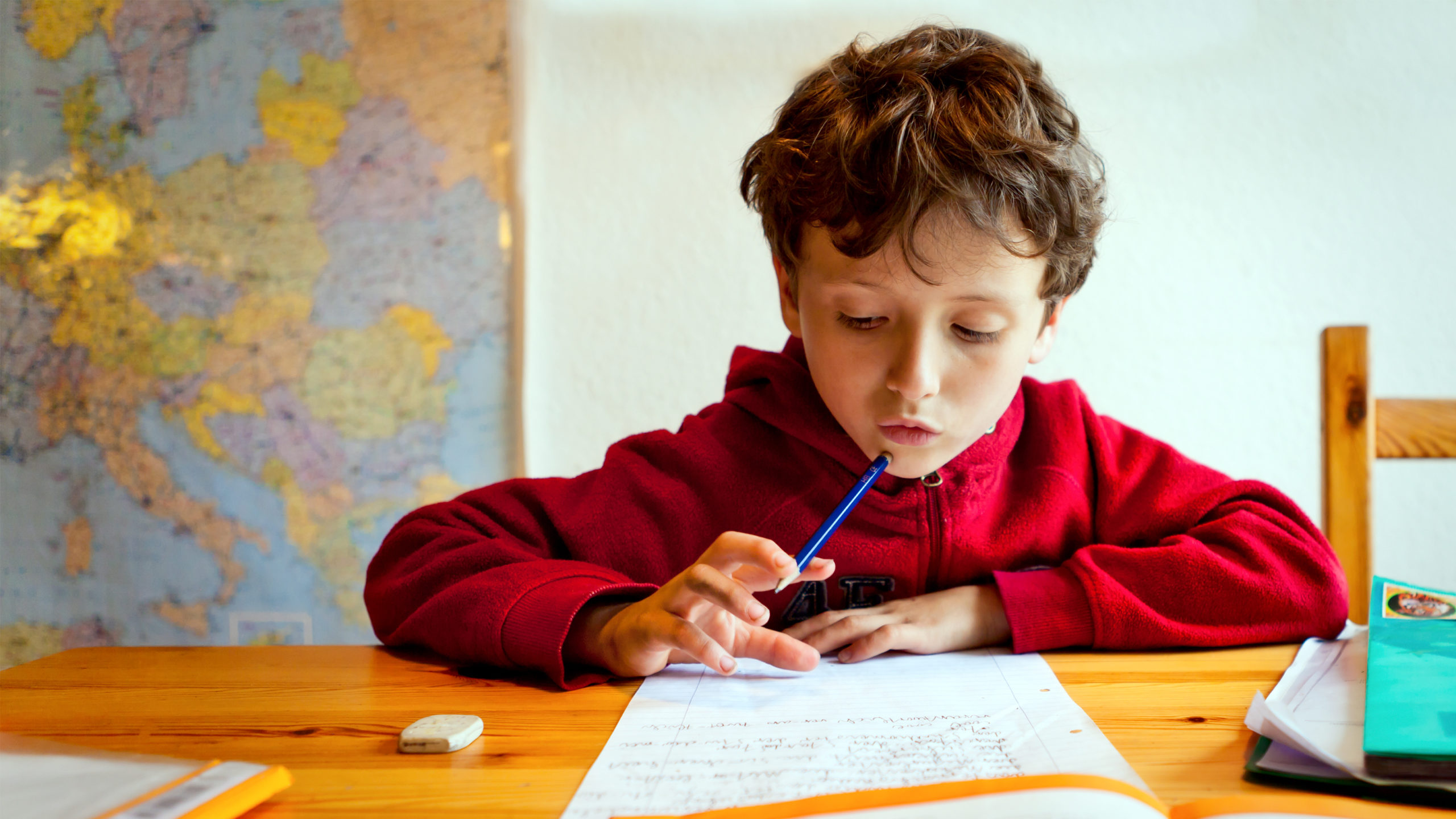 О том что можно учиться. Ученик. Дети на уроке. Ребенок выполняет домашнее задание. Выполнение домашнего задания.